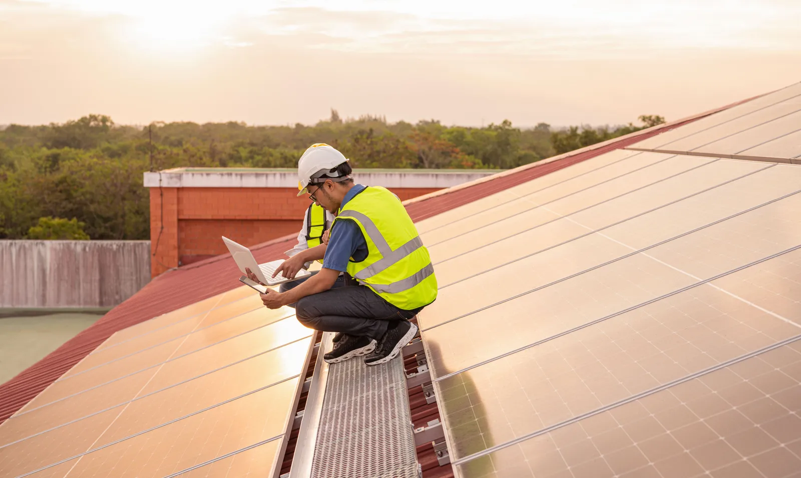 Ingénieur travaillant à la vérification de l'équipement dans une centrale solaire.By kelvn_photo Source : Envato