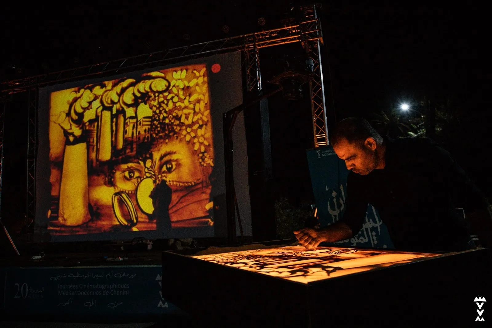 The festival opened with powerful artistic performances highlighting the link between art and environmental advocacy, including Hbib Alghourabi’s evocative sand-drawing depicting the environmental tragedy in Gabès. His work contrasted the city’s once-thriving oases with the polluted aftermath of the chemical complex, emphasizing art’s role in confronting reality and raising awareness.