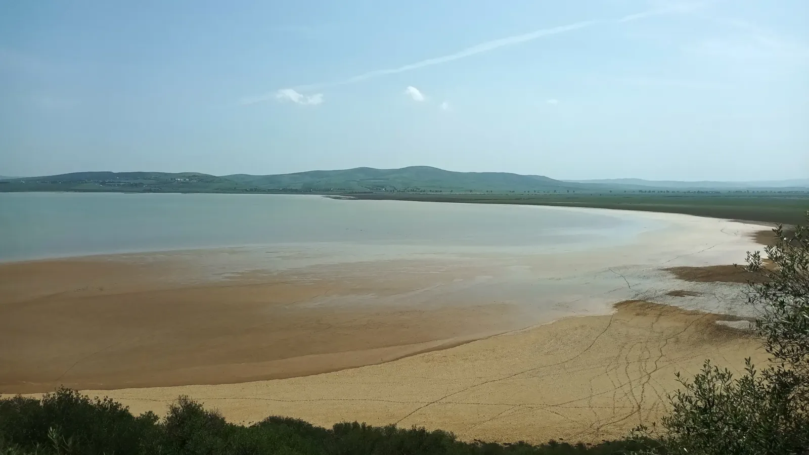 Photo montrant le lac Ichkeul asséché , le niveau de l'eau est trés bas.