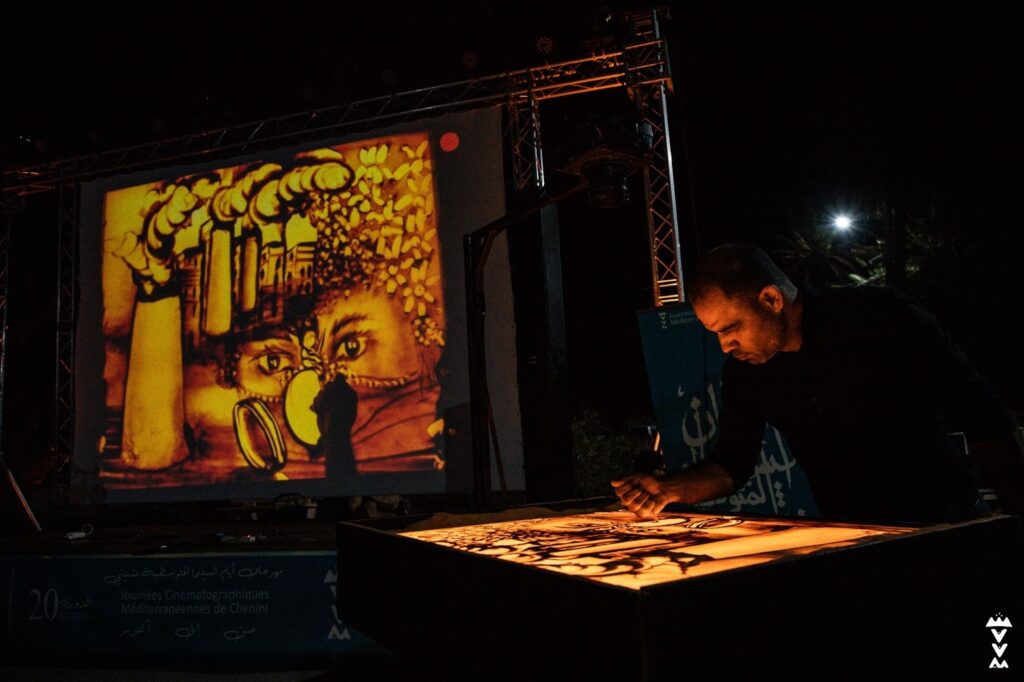 The festival opened with powerful artistic performances highlighting the link between art and environmental advocacy, including Hbib Alghourabi’s evocative sand-drawing depicting the environmental tragedy in Gabès. His work contrasted the city’s once-thriving oases with the polluted aftermath of the chemical complex, emphasizing art’s role in confronting reality and raising awareness.
