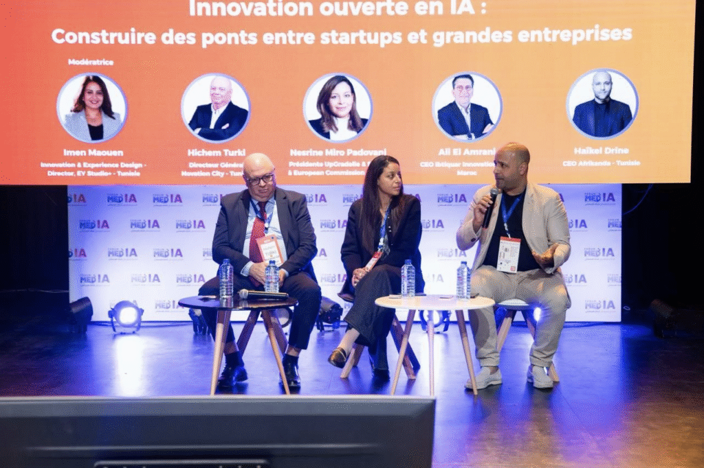 Experts et entrepreneurs débattent du rôle de l’intelligence artificielle dans l’innovation et la collaboration entre startups et grandes entreprises lors d’une conférence en Tunisie.
Table ronde sur l’innovation ouverte en intelligence artificielle réunissant des experts, entrepreneurs et représentants d’entreprises lors d’une conférence dédiée à l’IA.